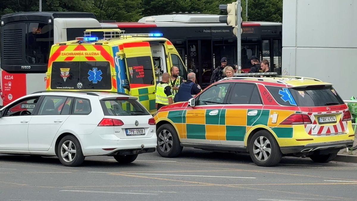 Útok nožem před obchodním domem v Praze. Policie hledá pachatele