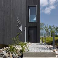 Vstup do domu je celkem nenápadný.