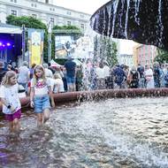 Slunovrat je festivalem s rodinnou atmosférou, v hledišti hlavní scény se nachází kašna.