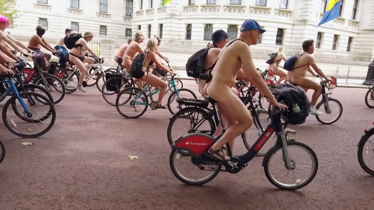 Tisíce nahých cyklistů projely Londýnem