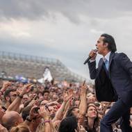 Nick Cave byl tradičně velmi kontaktní.