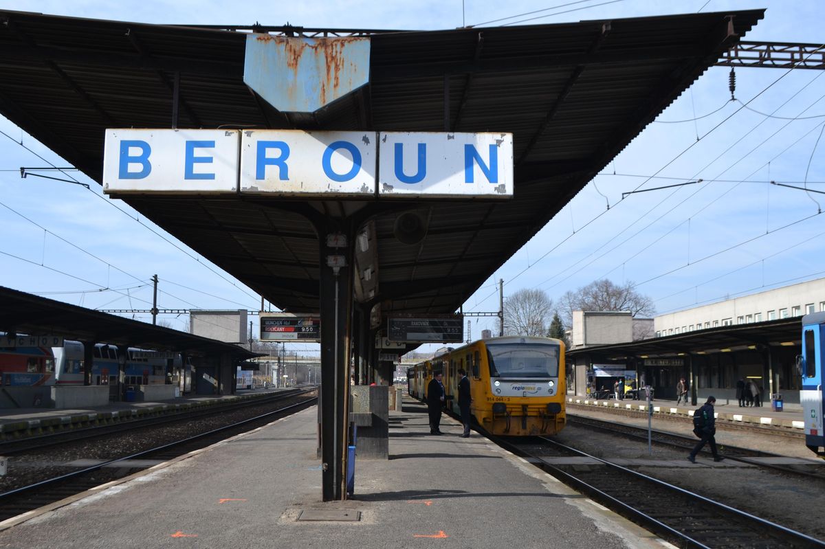Cena tunelu se zdvojnásobila, start stavby se pořád odsouvá a cestující už se na trať Praha – Beroun sotva vejdou