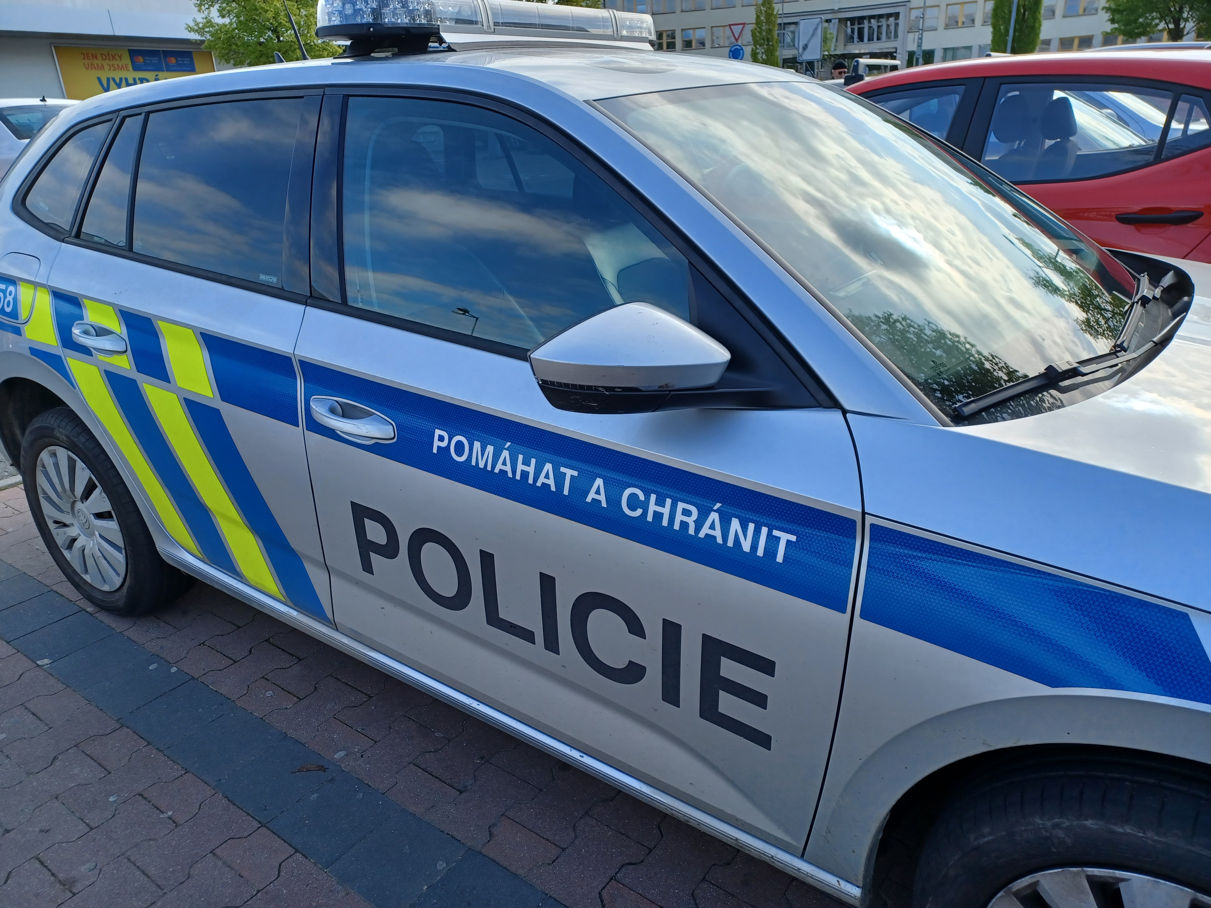 Auto po nárazu do stromu na Svitavsku shořelo, uvnitř našli torzo řidiče