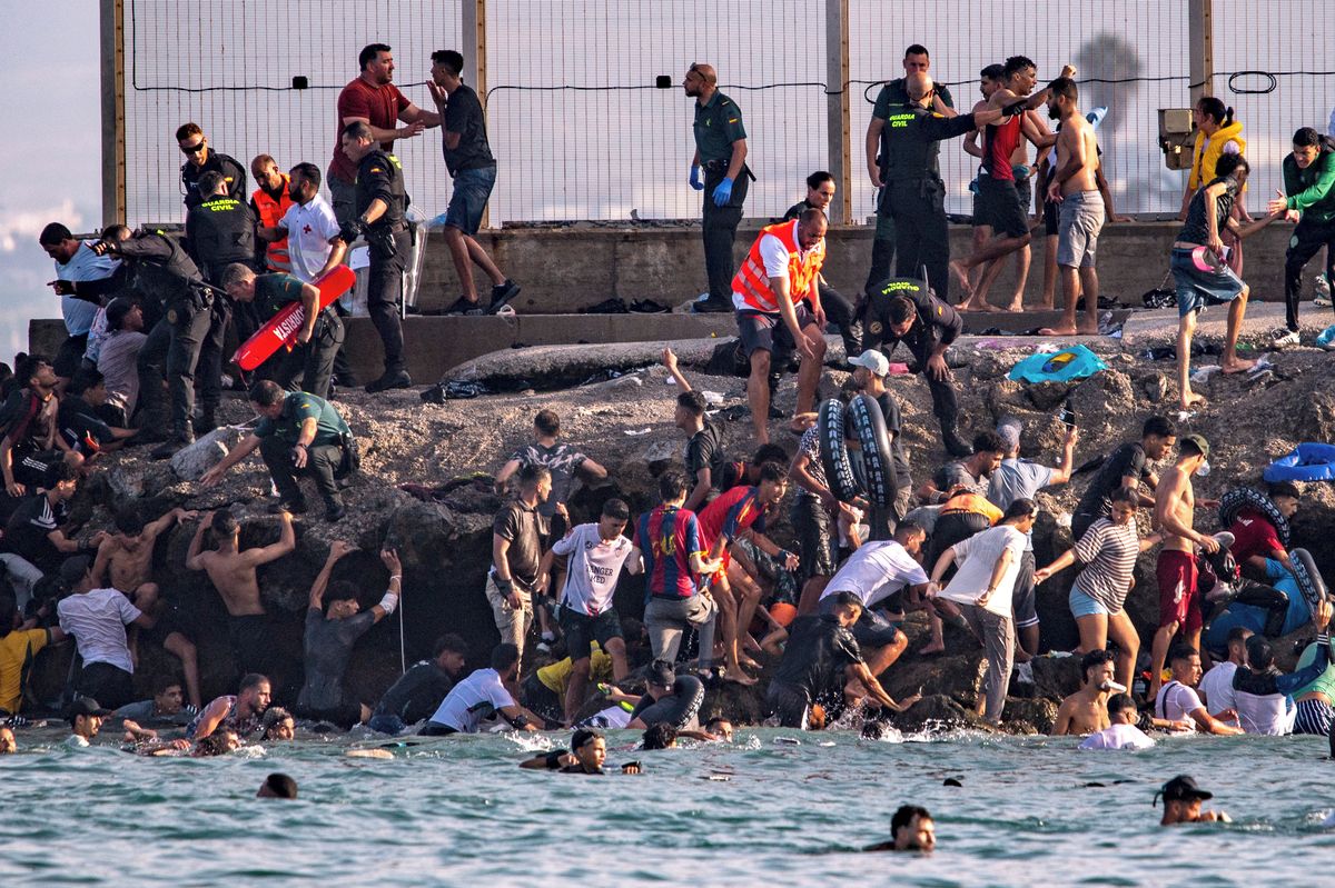 FOTO: Masivní příval migrantů do přehlcené španělské Ceuty