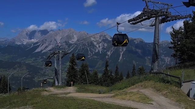 Z centra Schladmingu rovnou do Alp. Lanovka Planai je branou do hor