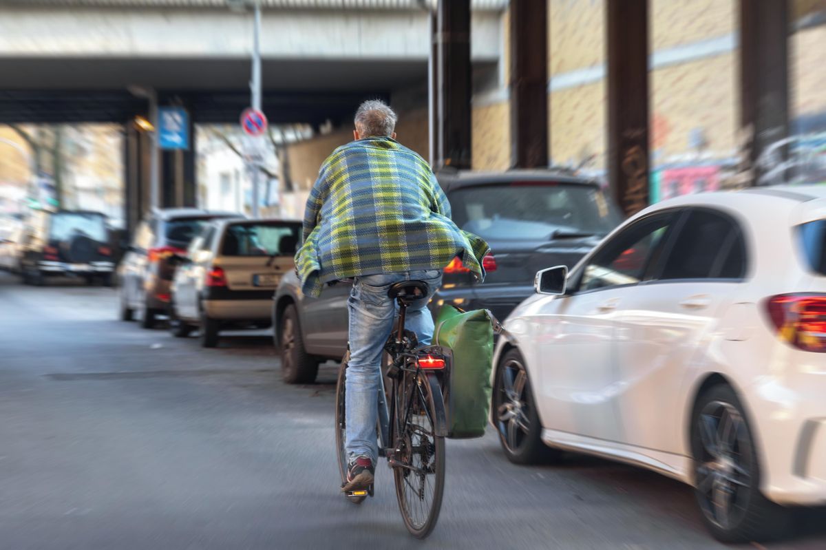 Cyklista udal řidiče policistům, tučnou pokutu dostal i on sám