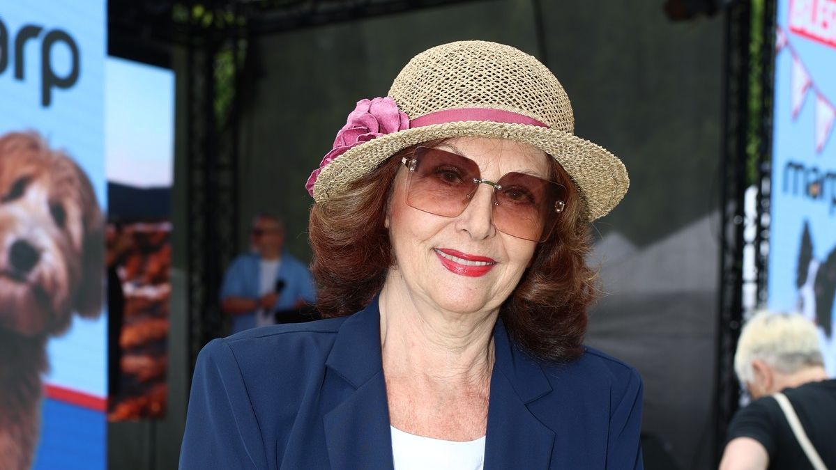 Saskia Burešová slaví 80. narozeniny: Její módní styl však nestárne. Bez jakého doplňku se neobejde?