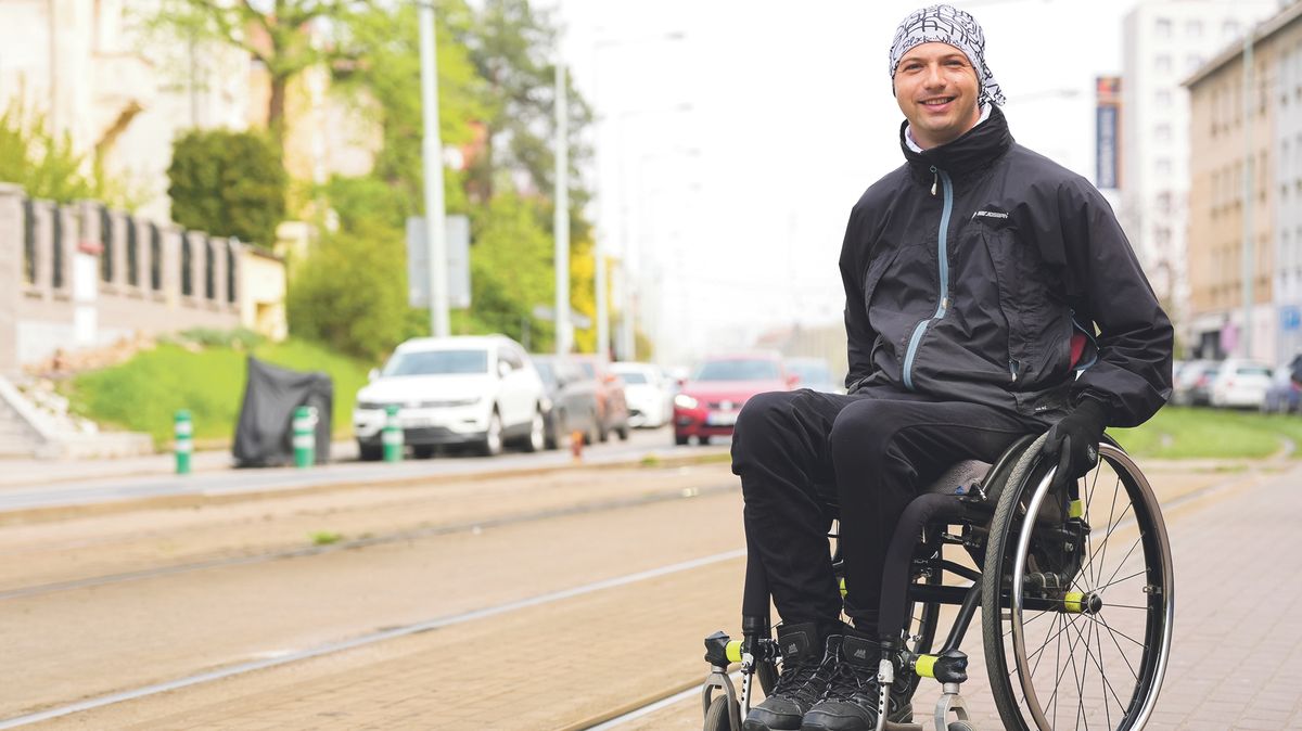 Stále se setkávám s předsudkem, že ochrnutý člověk je automaticky postižený i mentálně, svěřuje se vozíčkář, co objel svět