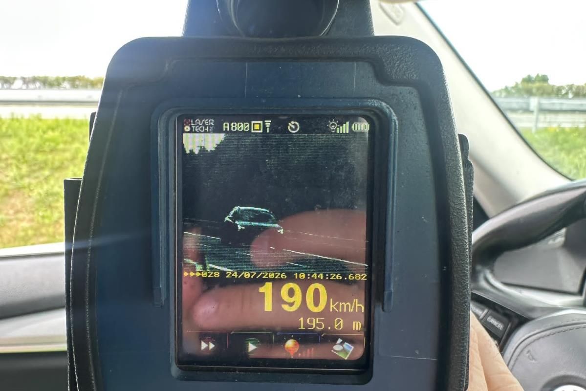 Rychlost u Hradce překročil o stovku, na tachometru to vytáhl na 190 km/h