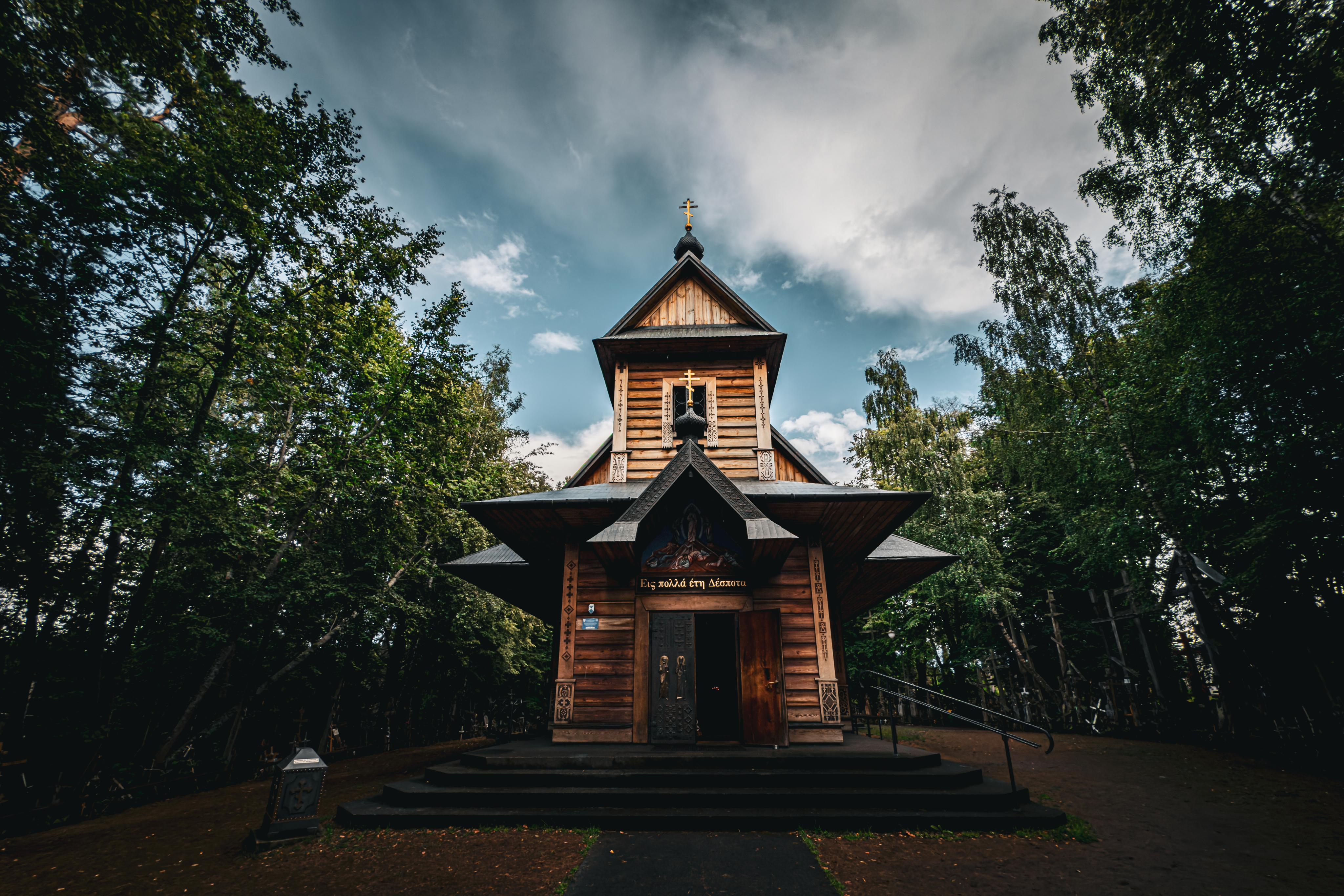 Zázračná voda vábí turisty pod horu křížů
