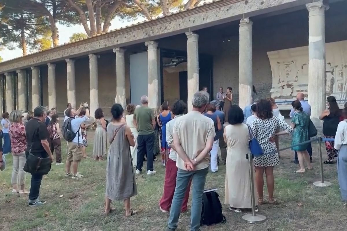 V Pompejích odhalili částečně zrekonstruovanou stropní fresku