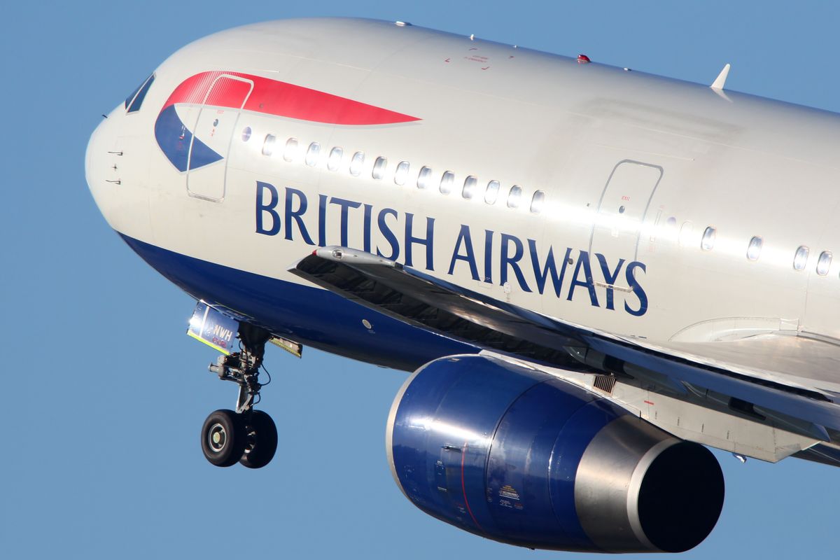 Během letu z Indie do Británie se udělalo nevolno všem třem pilotům současně