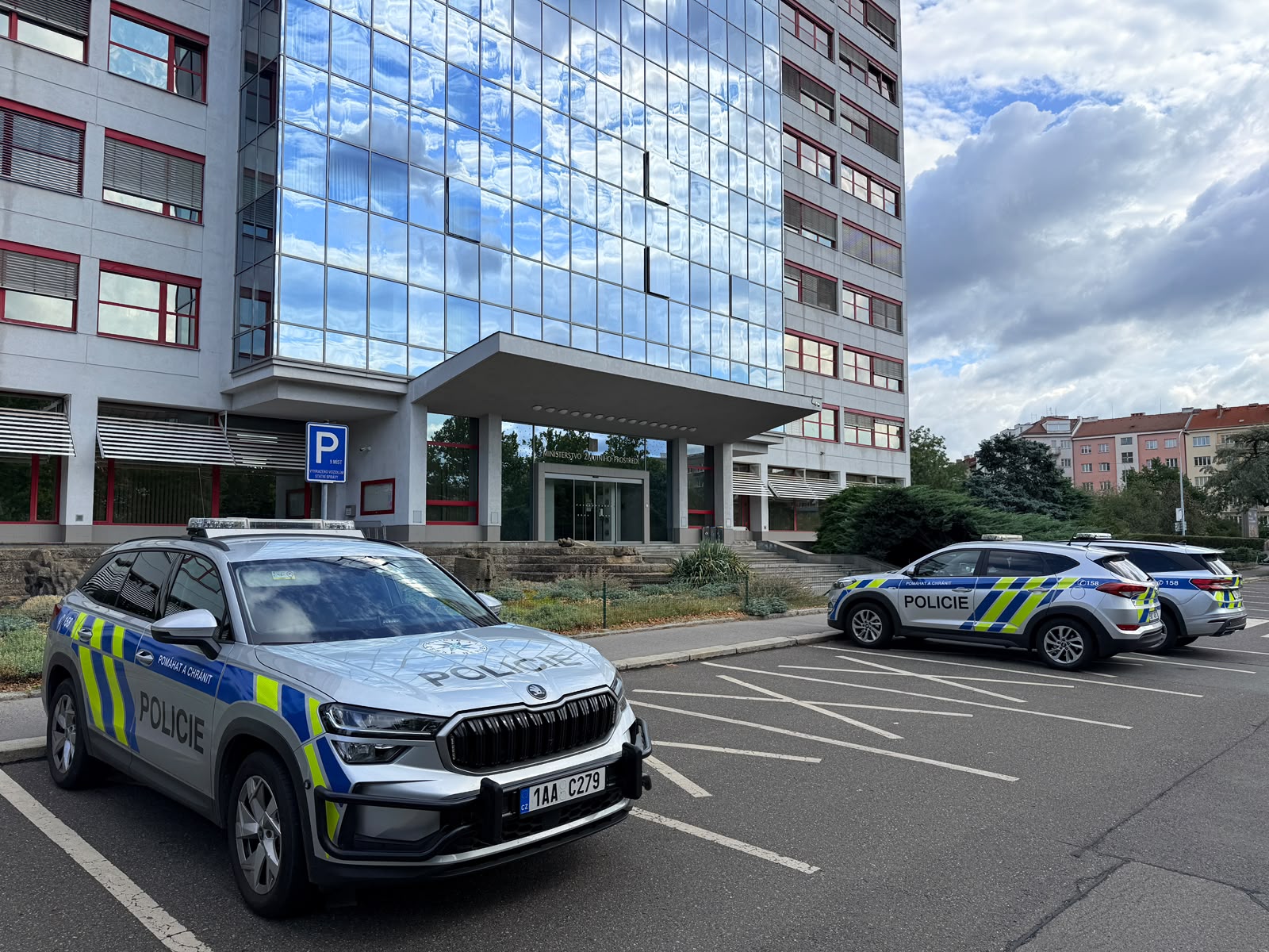 Policie kvůli výhružce bombou kontroluje stovky úřadu a obchodních center
