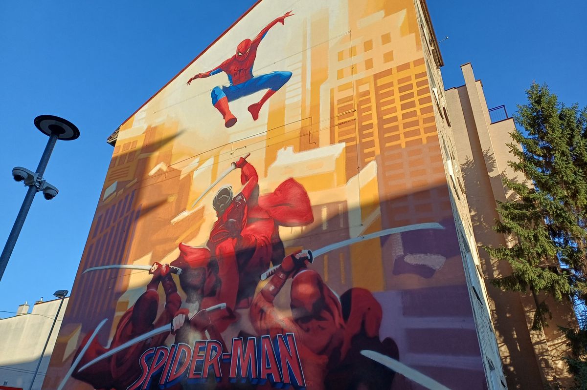 Na zdi domu v centru Bratislavy se objevil murál Spider Mana