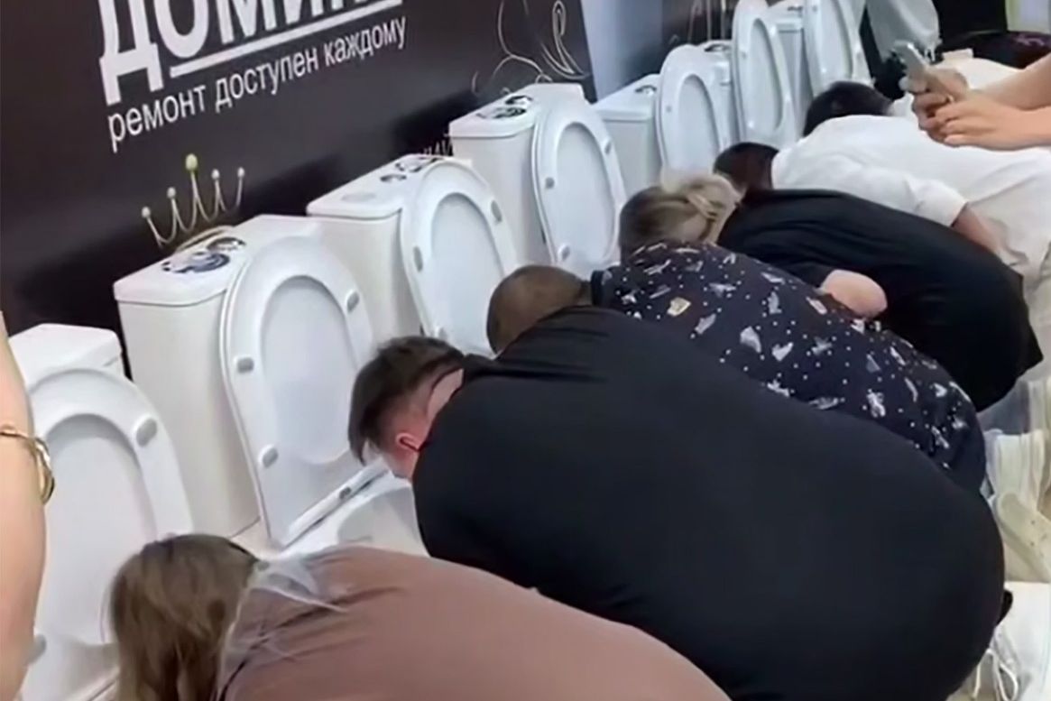Hra o trůny: Rusové soutěžili v pití ze záchodových mís