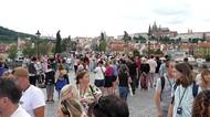 Přes turisty ucpaný Karlův most téměř nejde přejít