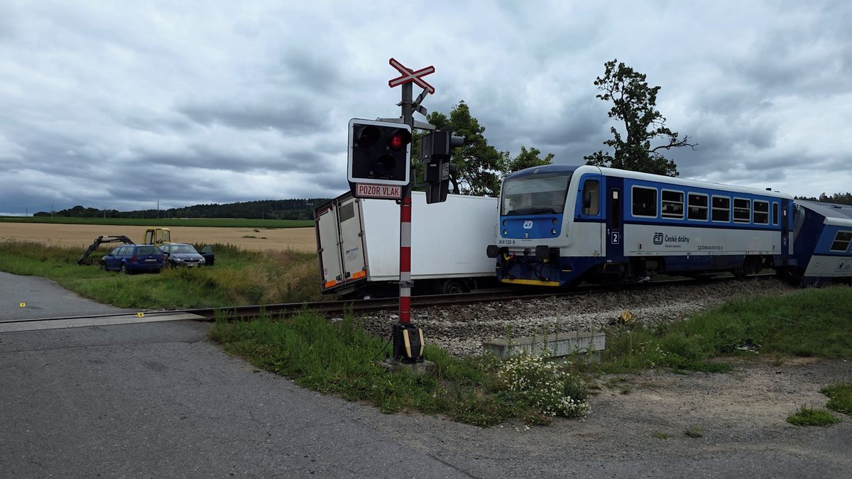 Na Táborsku se srazil vlak s nákladním autem. Na místě jsou zranění