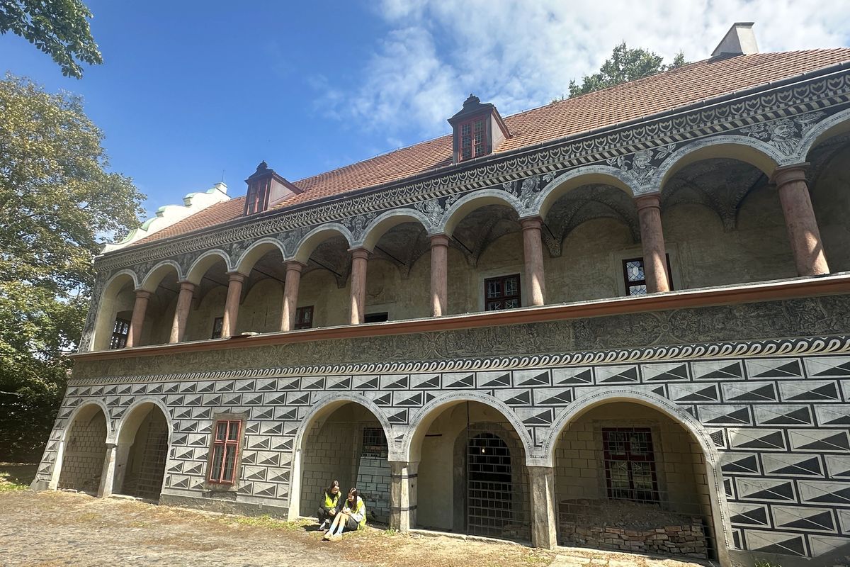 Archeologové kopou v Červeném zámečku v České Lípě, bude z něj muzeum