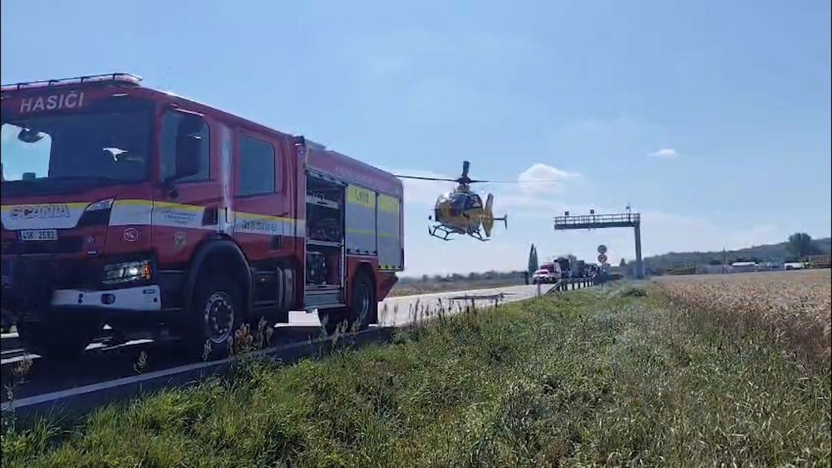 Čelní střet na Kolínsku: vážně zraněnou ženu z převráceného auta museli vyprostit