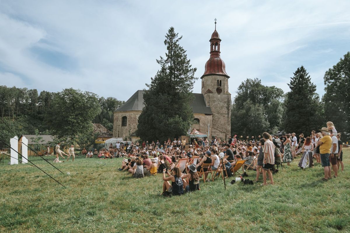 Chátrající kostel u polských hranic zachraňují nadšenci festivalem