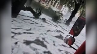 Kroupy velikosti tenisových míčků ničily střechy, auta, zahrady a stromy. Bylo to inferno, zní z Německa