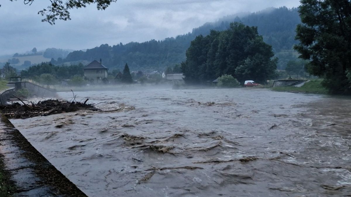 Valašsko hlásí lokální záplavy, sesuvy půdy a zastavené vlaky