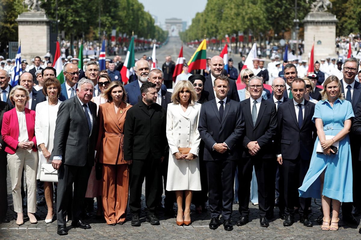FOTO: Francie slaví. Macron na poslední přehlídku pozval ukrajinské vojáky, Babiš opět poblíž Zelenského