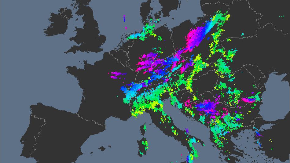Evropu bičují bouřky. Nad Bodamským jezerem se vytvořila vodní smršť