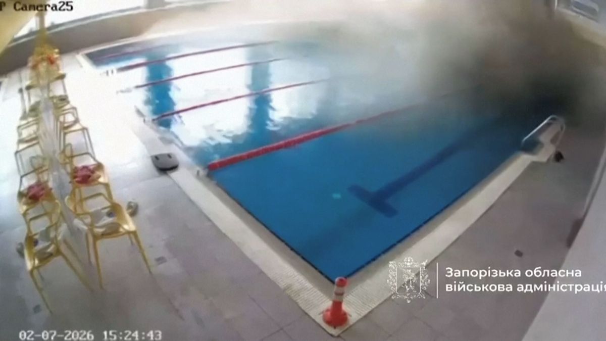 Děsivé záběry ze Záporoží. Raketa zasáhla bazén, ve kterém plavali lidé
