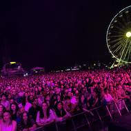 Hlavní festivalová scéna před koncertem Tomory.