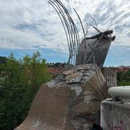 Zřícená betonová plastika Rovnováha