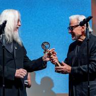 Harvey Keitel je ve Varech potřetí. Svoji účast si prý musí odpracovat, jak v žertu uvedl výkonný ředitel KVIFF Kryštof Mucha, proto předával ocenění.