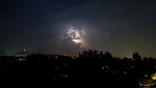 Nebeská diskotéka. Oblohu na Frýdlantsku ozařoval mimořádně nabitý bouřkový mrak