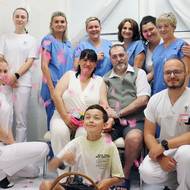 Šťastní novomanželé Havlovi spolu se zdravotníky neurologie. 