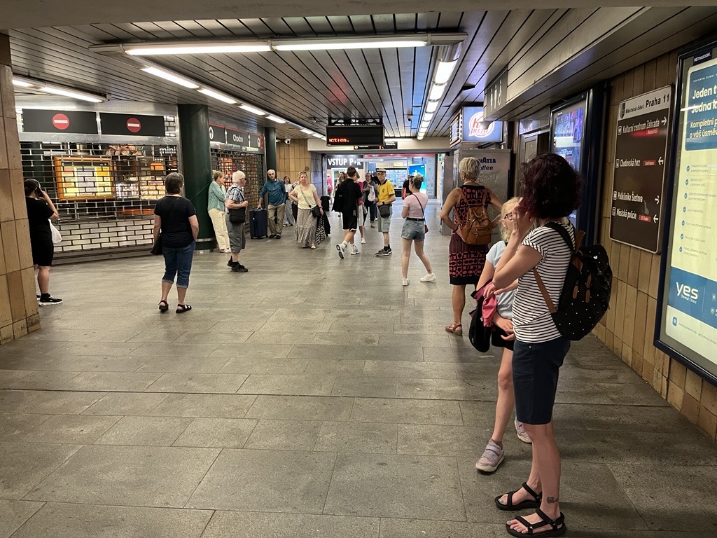 Metro na Jižním městě v Praze stálo po pádu ženy do kolejiště  