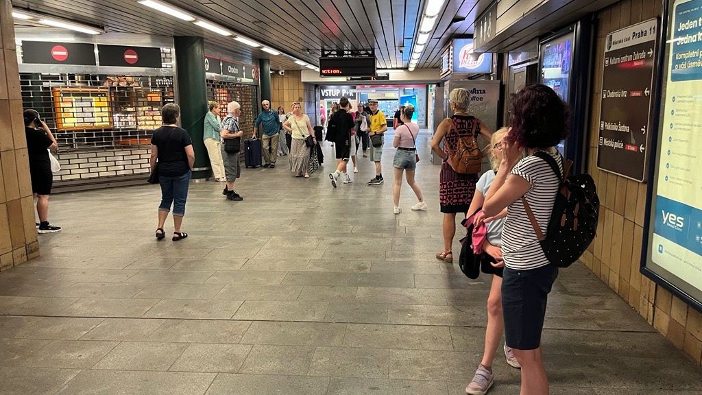 Metro na Jižním městě v Praze stála po pádu cestujícího do kolejiště