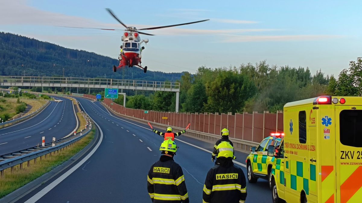Po střetu na D6 u Sokolova vzplál osobní vůz. Pět náctiletých skončilo v péči záchranářů