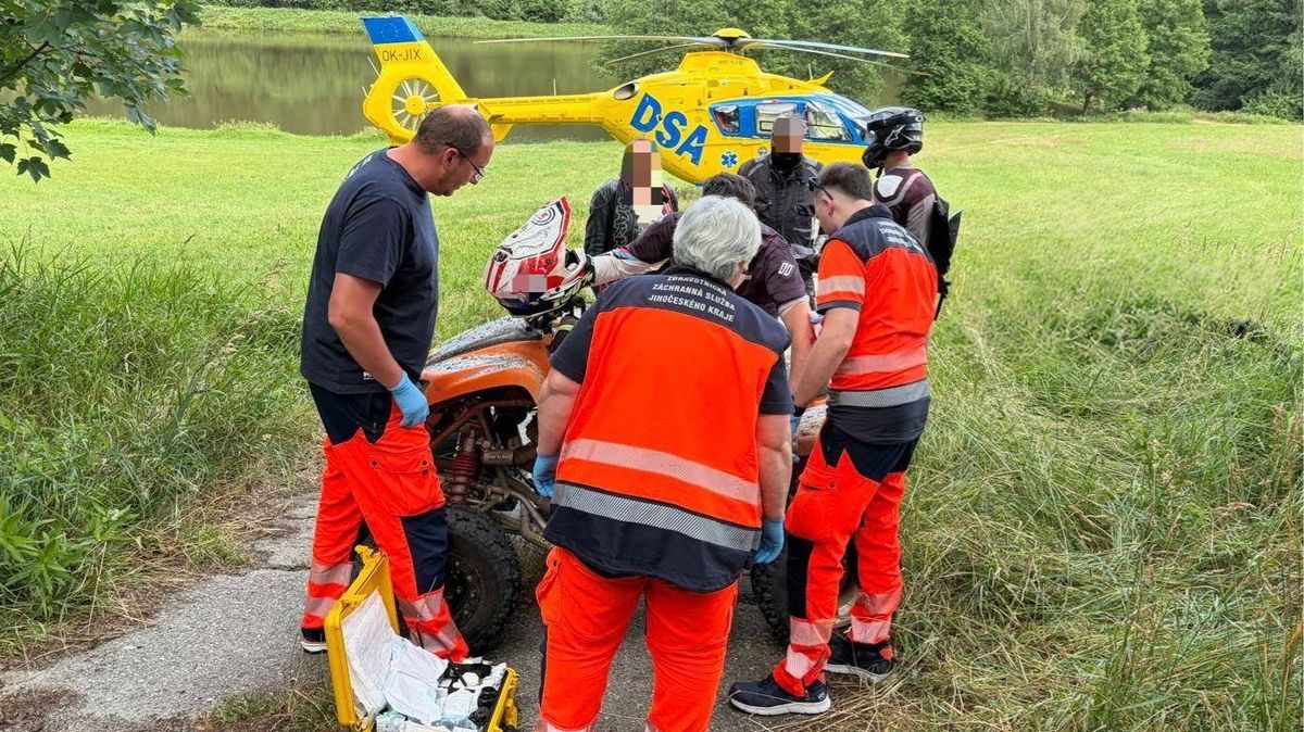 Motorkář narazil na jihu Čech při předjíždění do čtyřkolky. Do nemocnice ho transportoval vrtulník