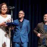 Za cenu poděkovala nejen festivalu, ale i Jiřímu Bartoškovi a Zdeňku Porybnému, šéfredaktorovi Práva.