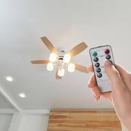 Stropní ventilátor představuje dlouhodobé řešení. Aby na stropě nebylo přehuštěno, slouží některé modely zároveň i jako svítidlo.   