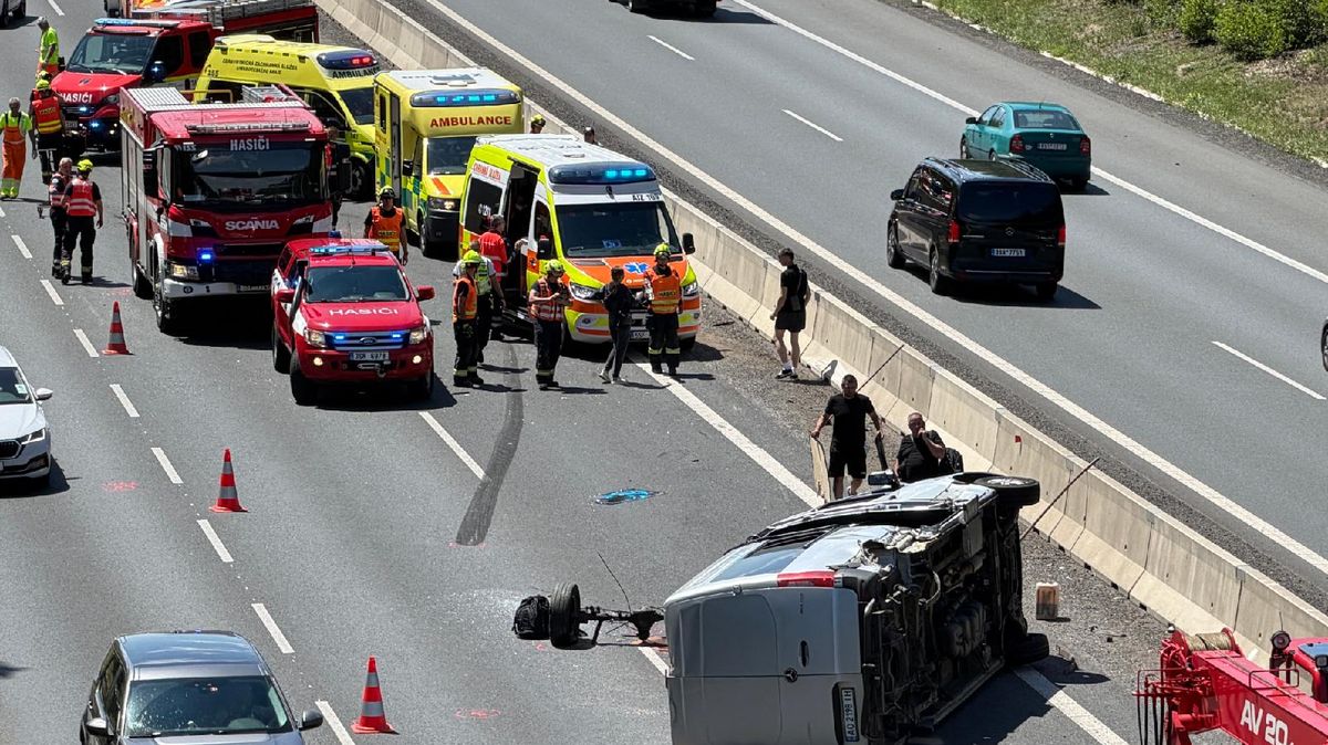 Nehoda na D5 před Prahou komplikuje dopravu, pět zraněných