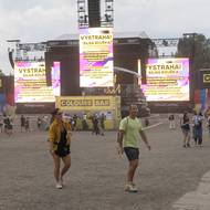Festival Colours of Ostrava v podvečer přerušil na hodinu program kvůli bouřce.