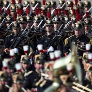 Řazení před přehlídkou, v hlavní roli Republikánská garda francouzského četnictva. 