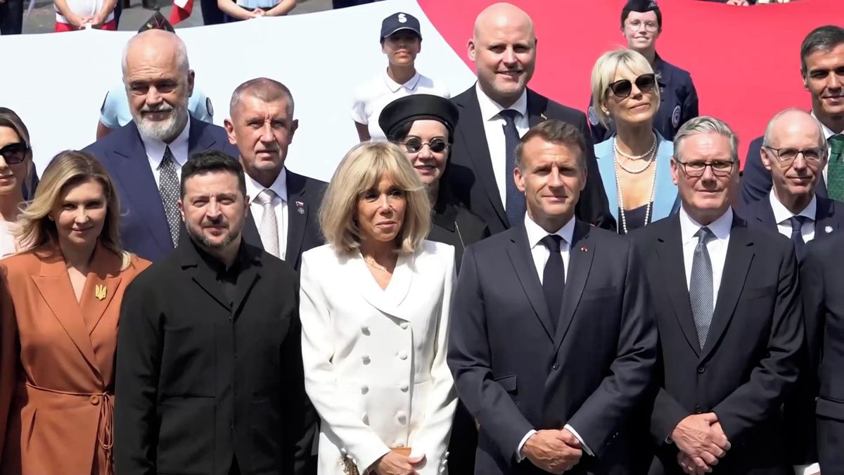 FOTO: Francie slaví. Babiš opět stojí poblíž Zelenského