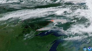 Satelity odhalily dramatické šíření požárů v Kanadě. Kouř míří do USA