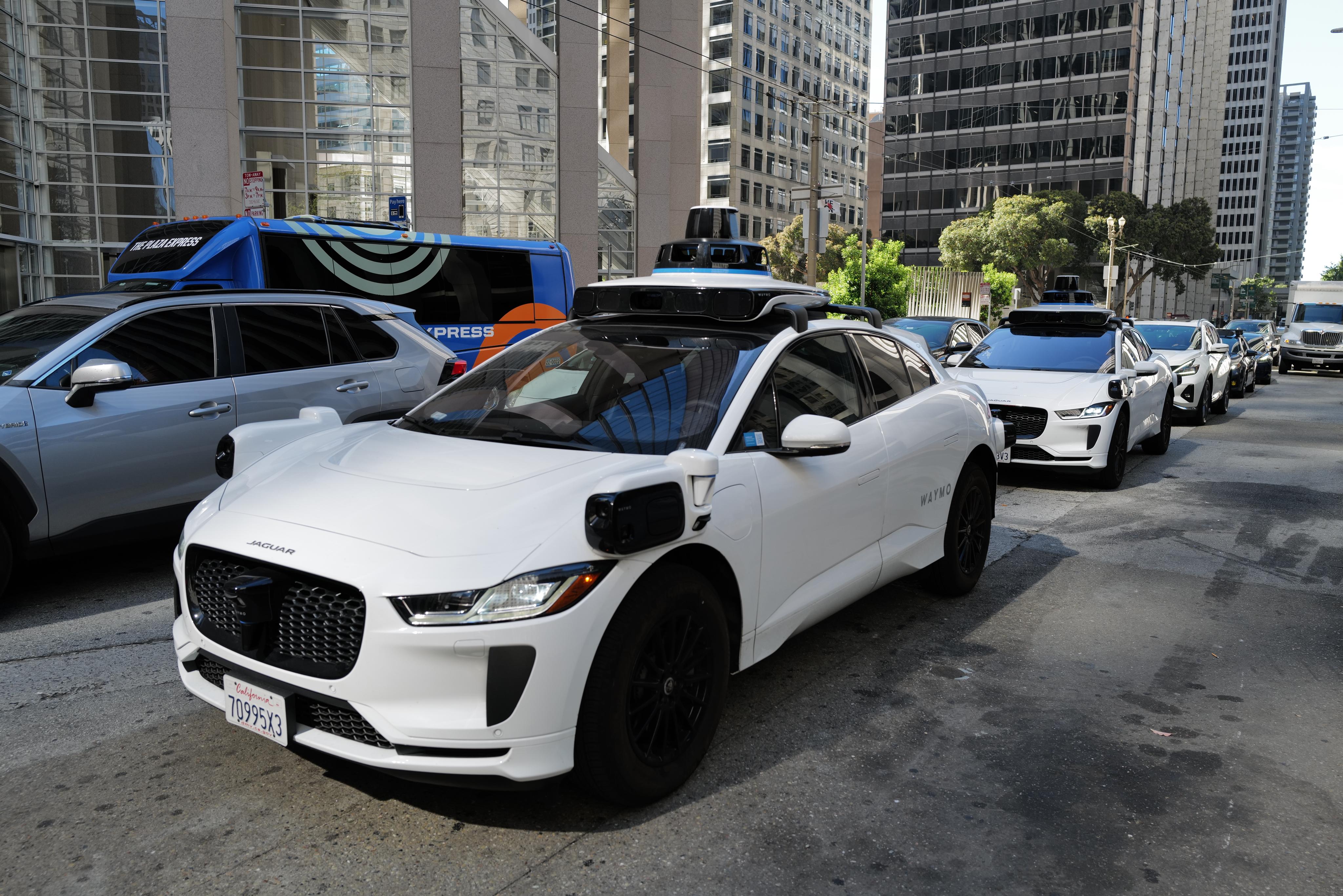 Robotické taxi míří do Evropy. Uber začne letos, Waymo příští rok