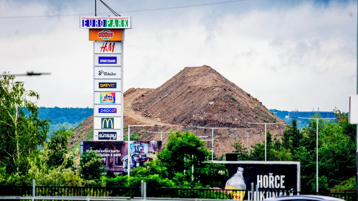 FOTO: V Praze vzniká nový kopec. Už teď je dominantou okolí