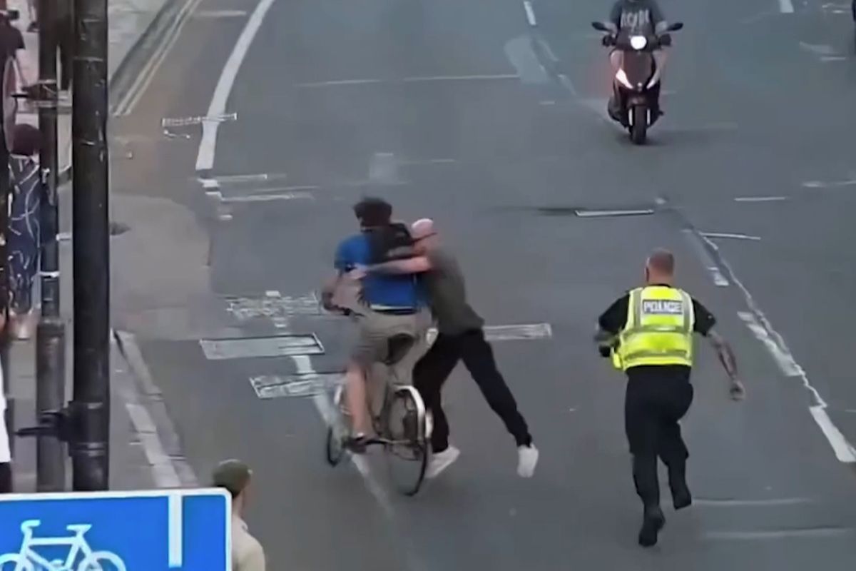 Jako v akčním filmu. Policista v Cambridge srazil ujíždějícího delikventa z bicyklu
