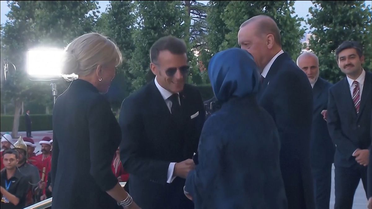 Faux pas, nebo moderní etiketa? Macronův polibek ruky Erdoganovy choti budí na sítích rozruch