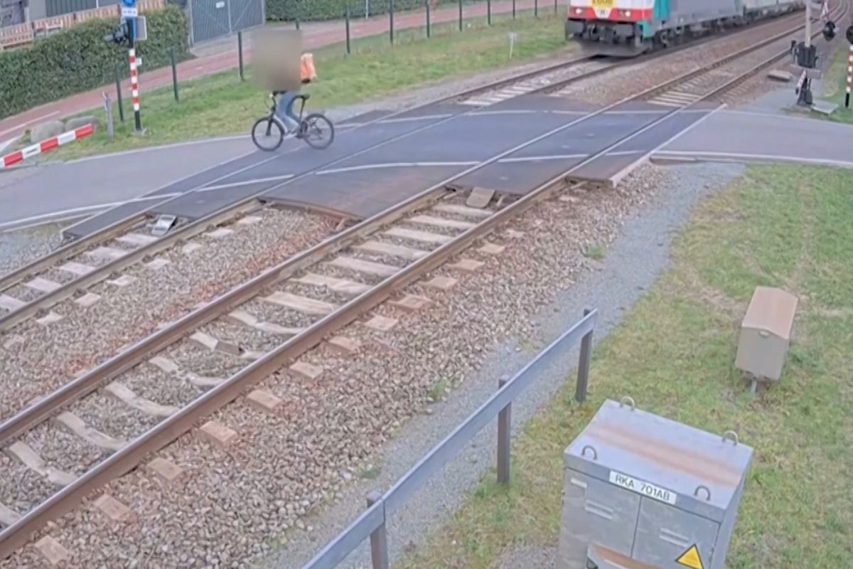 Nizozemský cyklista na přejezdu nedbal na závory, před vlakem ujel jen velmi těsně